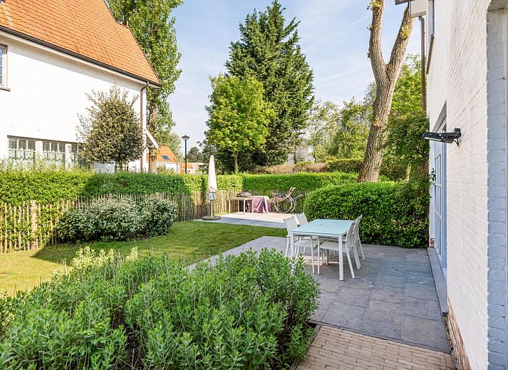 La Matinee vakantiehuis in Sint-Idesbald, West-Vlaanderen, met zonnig terras en groene tuin voor een ontspannen verblijf.