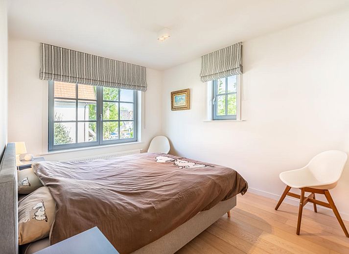 Gezellige woonkamer van vakantiehuis La Matinee in Sint-Idesbald, West-Vlaanderen, met comfortabele zitplaatsen en veel natuurlijk licht.