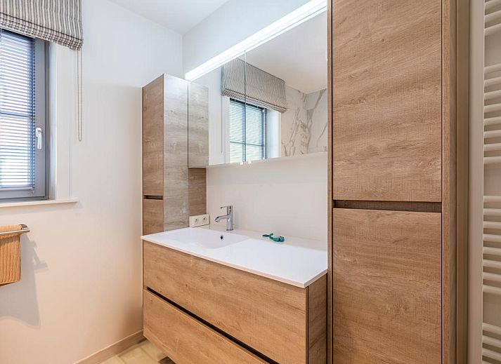 Gezellige woonkamer van vakantiehuis La Matinee in Sint-Idesbald, West-Vlaanderen, met comfortabele zitplaatsen en veel natuurlijk licht.