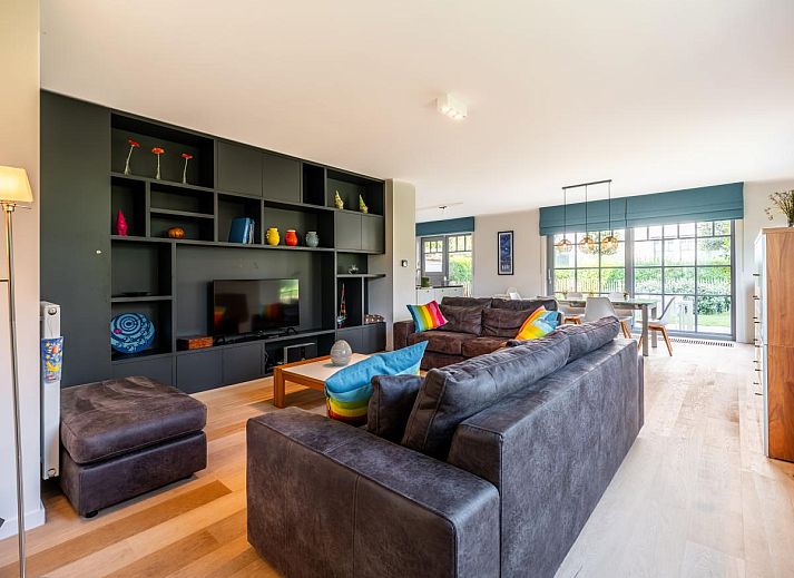 Gezellige woonkamer van vakantiehuis La Matinee in Sint-Idesbald, West-Vlaanderen, met comfortabele zitplaatsen en veel natuurlijk licht.