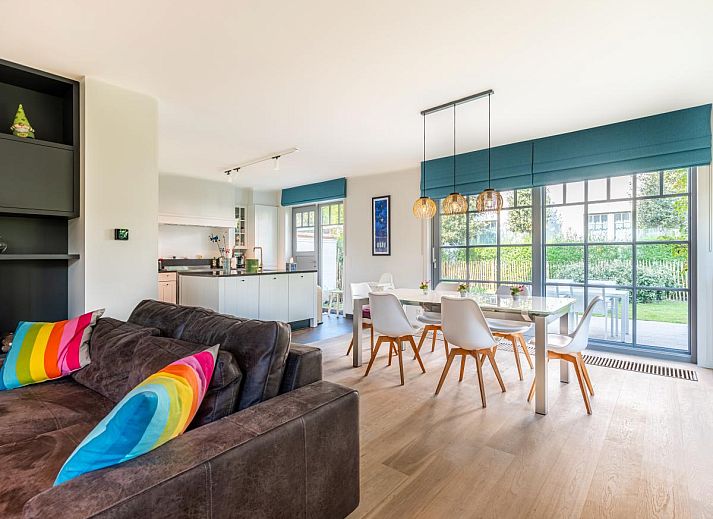 Gezellige woonkamer van vakantiehuis La Matinee in Sint-Idesbald, West-Vlaanderen, met comfortabele zitplaatsen en veel natuurlijk licht.