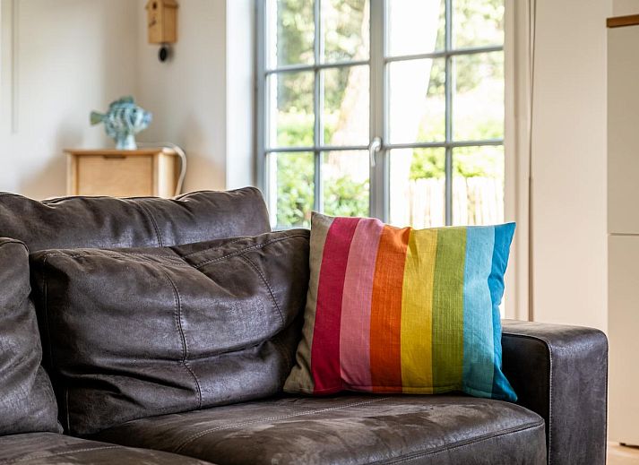 Gezellige woonkamer van vakantiehuis La Matinee in Sint-Idesbald, West-Vlaanderen, met comfortabele zitplaatsen en veel natuurlijk licht.
