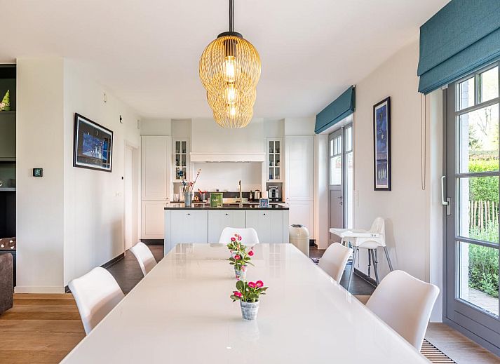 Stijlvolle binnenruimte van vakantiehuis La Matinee in Sint-Idesbald, West-Vlaanderen met moderne inrichting en veel natuurlijk licht.