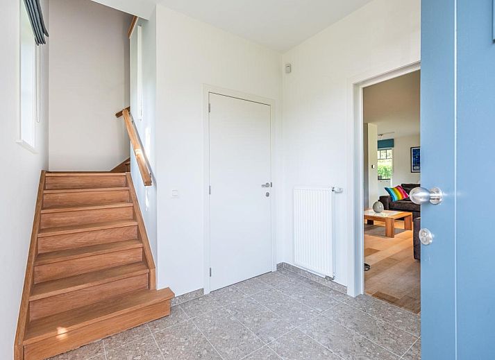 Moderne keuken in vakantiehuis La Matinee, Sint-Idesbald, West-Vlaanderen met ruime kookeiland en tuinzicht.