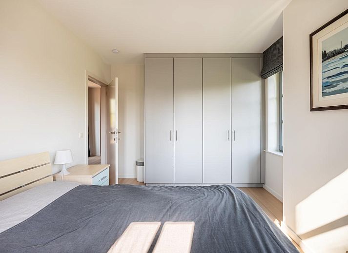 Moderne keuken in vakantiehuis La Matinee, Sint-Idesbald, West-Vlaanderen met ruime kookeiland en tuinzicht.