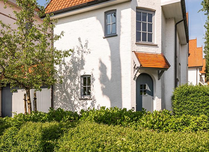 Sfeervolle slaapkamer in vakantiehuis La Matinee, Sint-Idesbald, West-Vlaanderen, met veel natuurlijk licht en moderne inrichting.
