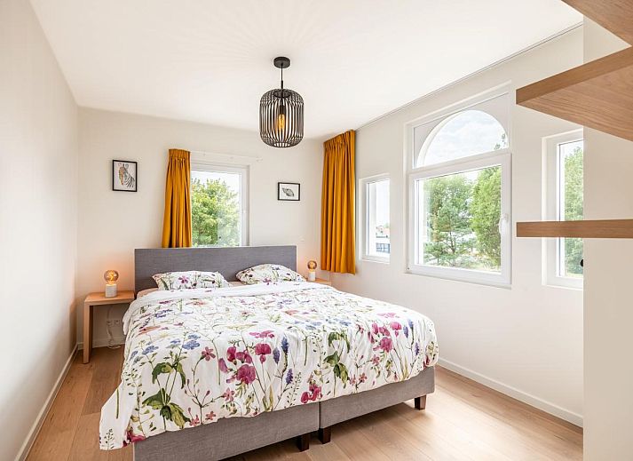 Stijlvolle woonkamer van La Classe vakantiehuis in Sint-Idesbald, West-Vlaanderen, Belgie met comfortabele zitruimte en veel natuurlijk licht.