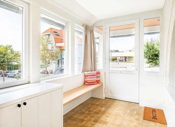 Stijlvolle woonkamer van La Classe vakantiehuis in Sint-Idesbald, West-Vlaanderen, Belgie met comfortabele zitruimte en veel natuurlijk licht.