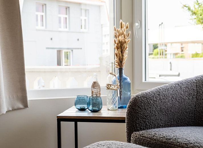 Geniet van de rustige tuin met terras bij La Classe, een vakantiehuis in Sint-Idesbald, West-Vlaanderen, Belgie.