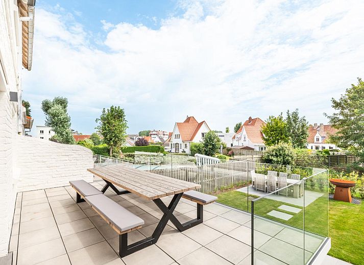 Geniet van de rustige tuin met terras bij La Classe, een vakantiehuis in Sint-Idesbald, West-Vlaanderen, Belgie.