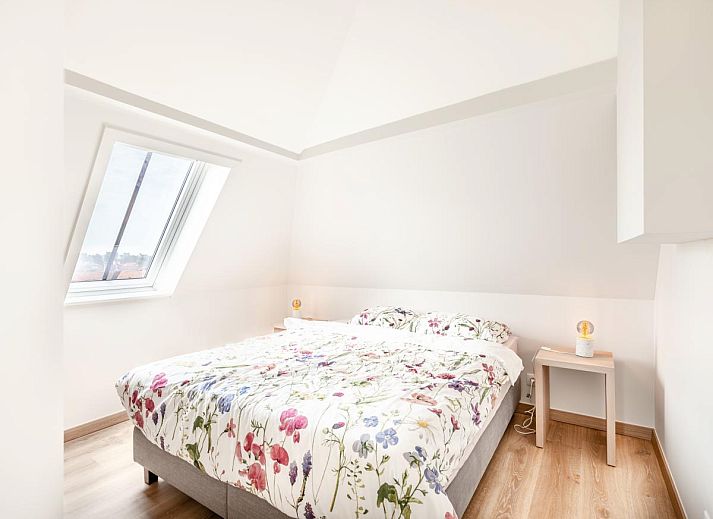 Moderne keuken en eetruimte in vakantiehuis La Classe, Sint-Idesbald, West-Vlaanderen met uitzicht op terras en tuin.