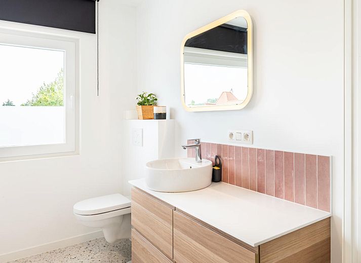 Moderne keuken en eetruimte in vakantiehuis La Classe, Sint-Idesbald, West-Vlaanderen met uitzicht op terras en tuin.