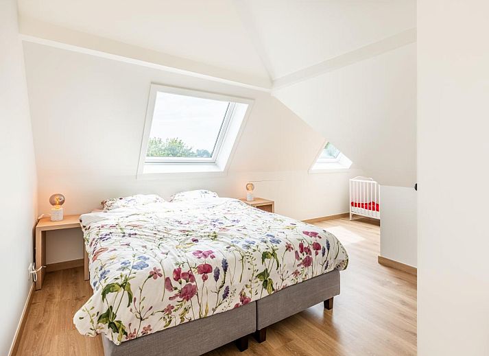 Moderne keuken en eetruimte in vakantiehuis La Classe, Sint-Idesbald, West-Vlaanderen met uitzicht op terras en tuin.