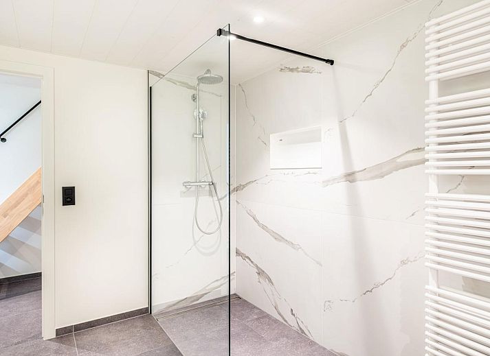 Moderne keuken in vakantiehuis La Classe, Sint-Idesbald, West-Vlaanderen. Stijlvolle houten kasten en strakke afwerking voor een comfortabel verblijf.