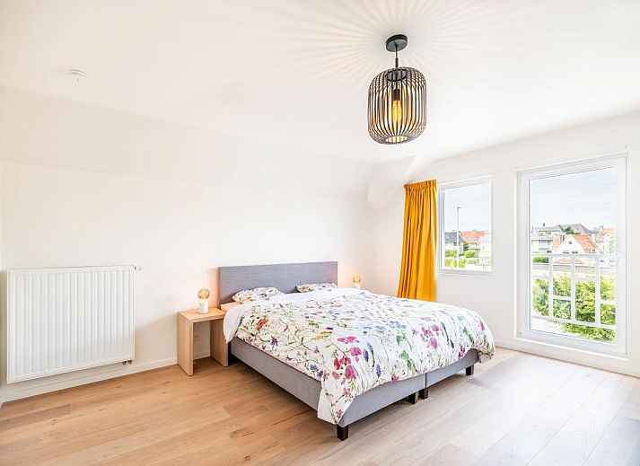 Moderne keuken in vakantiehuis La Classe, Sint-Idesbald, West-Vlaanderen. Stijlvolle houten kasten en strakke afwerking voor een comfortabel verblijf.