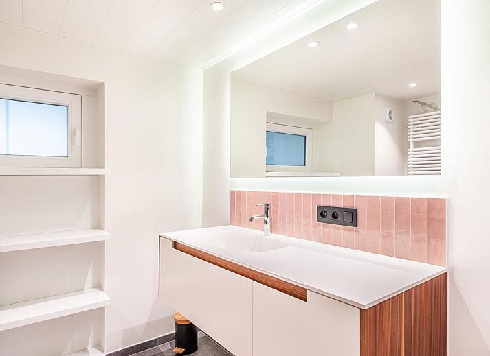 Moderne keuken in vakantiehuis La Classe, Sint-Idesbald, West-Vlaanderen. Stijlvolle houten kasten en strakke afwerking voor een comfortabel verblijf.