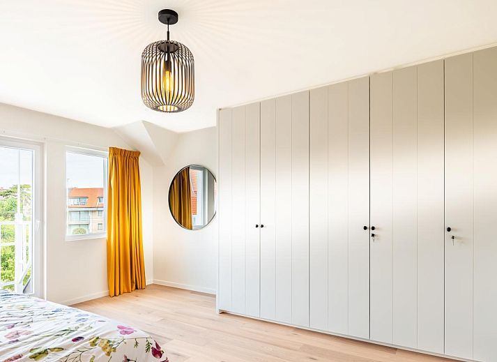Moderne keuken in vakantiehuis La Classe, Sint-Idesbald, West-Vlaanderen. Stijlvolle houten kasten en strakke afwerking voor een comfortabel verblijf.