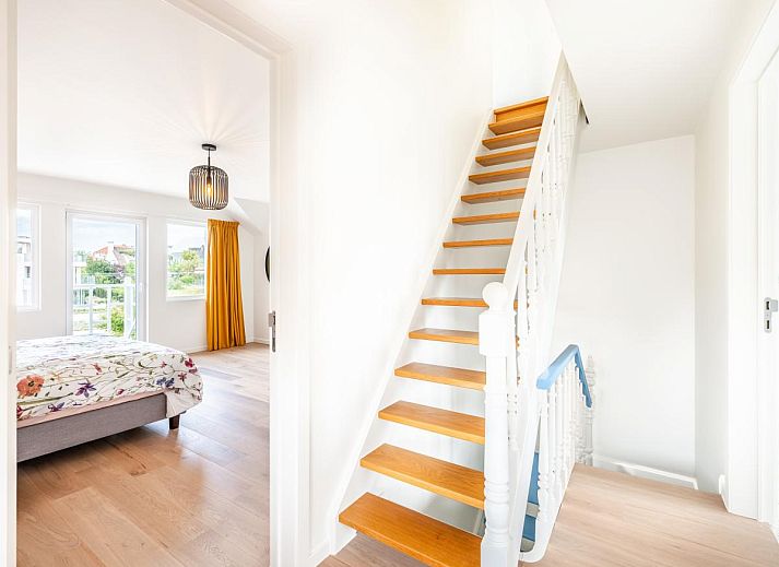 Moderne keuken in vakantiehuis La Classe, Sint-Idesbald, West-Vlaanderen. Stijlvolle houten kasten en strakke afwerking voor een comfortabel verblijf.