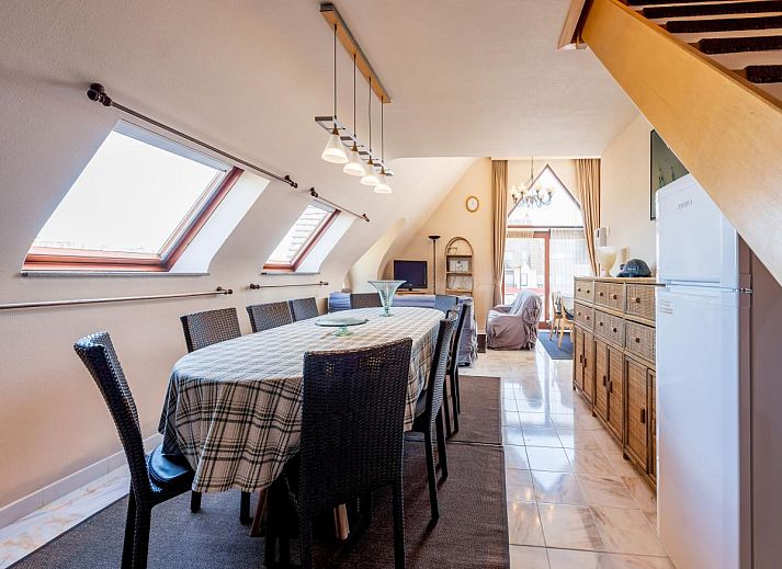 Geniet van het uitzicht op zee vanaf het balkon van vakantiehuis Aubepine troisieme in Sint-Idesbald, West-Vlaanderen.
