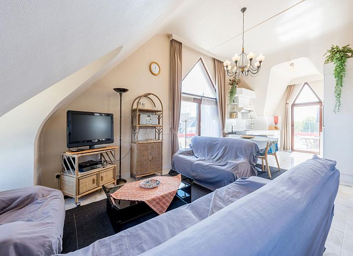 Geniet van het uitzicht op zee vanaf het balkon van vakantiehuis Aubepine troisieme in Sint-Idesbald, West-Vlaanderen.