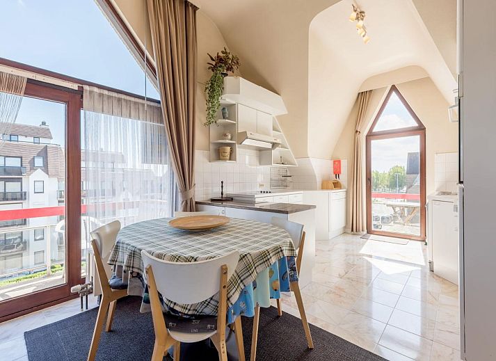 Geniet van het uitzicht op zee vanaf het balkon van vakantiehuis Aubepine troisieme in Sint-Idesbald, West-Vlaanderen.