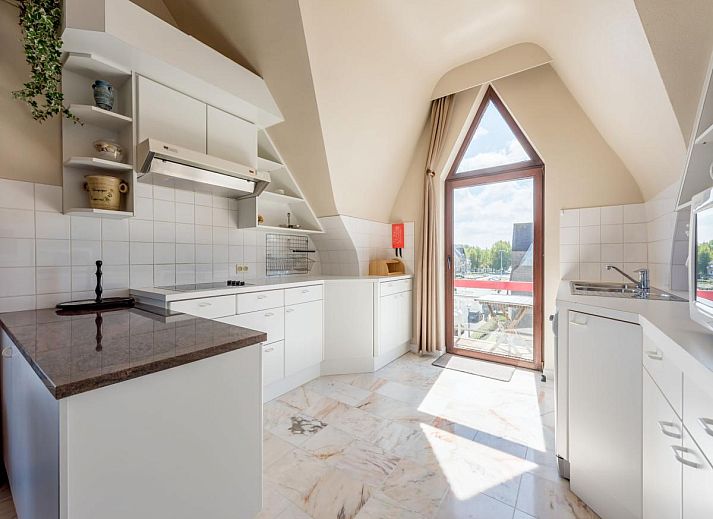 Geniet van het uitzicht op zee vanaf het balkon van vakantiehuis Aubepine troisieme in Sint-Idesbald, West-Vlaanderen.