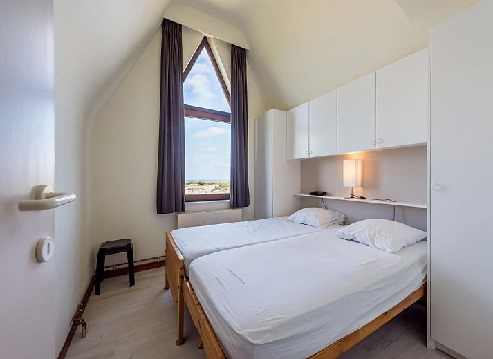 Gezellige eetruimte in vakantiehuis Aubepine troisieme, Sint-Idesbald, West-Vlaanderen, met ruime tafel en veel natuurlijk licht.