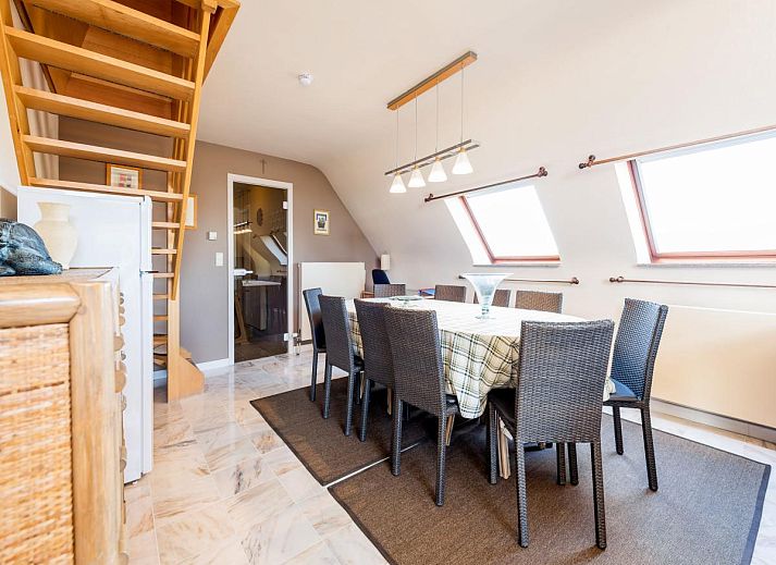 Gezellige eetruimte in vakantiehuis Aubepine troisieme, Sint-Idesbald, West-Vlaanderen, met ruime tafel en veel natuurlijk licht.