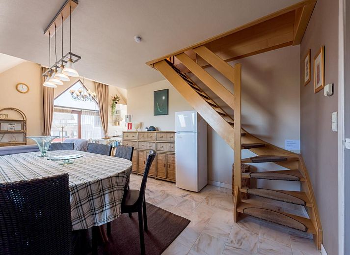 Gezellige eetruimte in vakantiehuis Aubepine troisieme, Sint-Idesbald, West-Vlaanderen, met ruime tafel en veel natuurlijk licht.