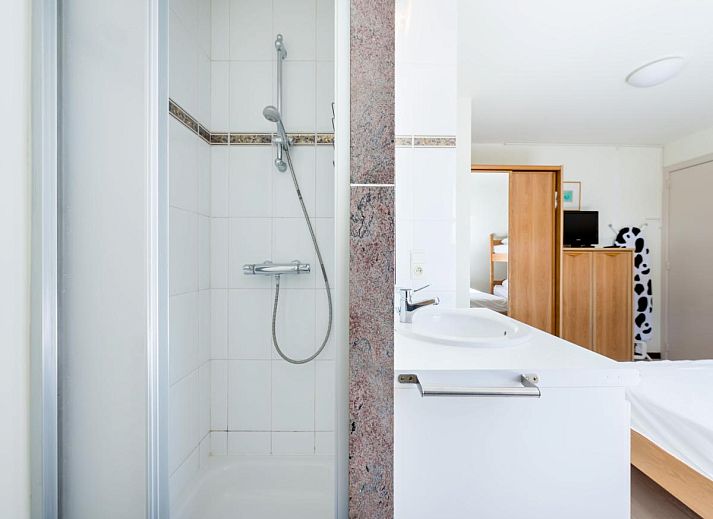 Gezellige eetruimte in vakantiehuis Aubepine troisieme, Sint-Idesbald, West-Vlaanderen, met ruime tafel en veel natuurlijk licht.