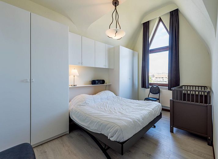 Gezellige woonkamer van vakantiehuis Aubepine troisieme in Sint-Idesbald, West-Vlaanderen, met comfortabele zithoek en veel natuurlijk licht.