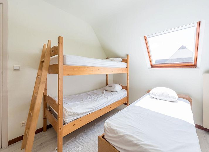 Gezellige woonkamer van vakantiehuis Aubepine troisieme in Sint-Idesbald, West-Vlaanderen, met comfortabele zithoek en veel natuurlijk licht.