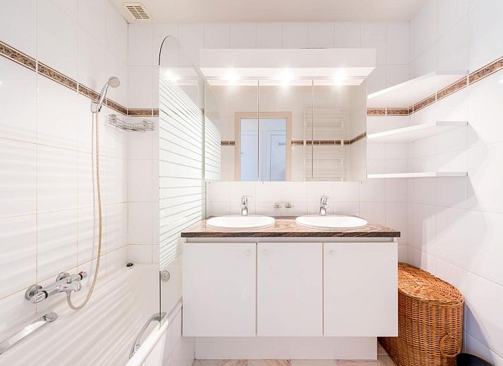 Gezellige woonkamer van vakantiehuis Aubepine troisieme in Sint-Idesbald, West-Vlaanderen, met comfortabele zithoek en veel natuurlijk licht.