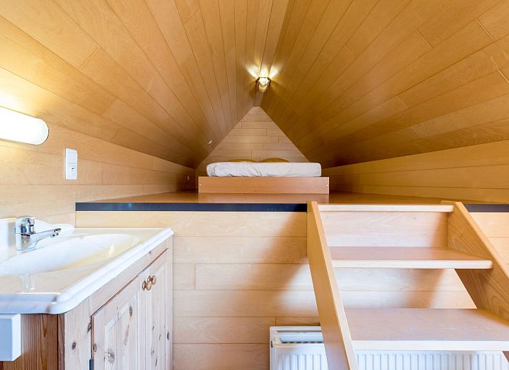 Gezellige woonkamer van vakantiehuis Aubepine troisieme in Sint-Idesbald, West-Vlaanderen, met comfortabele zithoek en veel natuurlijk licht.