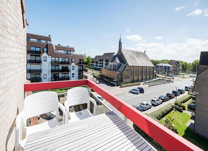Gezellige eetruimte in vakantiehuis Aubepine troisieme, Sint-Idesbald, met veel lichtinval en uitzicht op de omgeving in West-Vlaanderen.