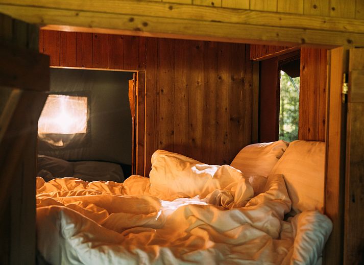 Gezellige keuken in het Tenthuisje met warme privedouche, gelegen in Zedelgem, West-Vlaanderen, Belgie, met rustieke charme en moderne voorzieningen.