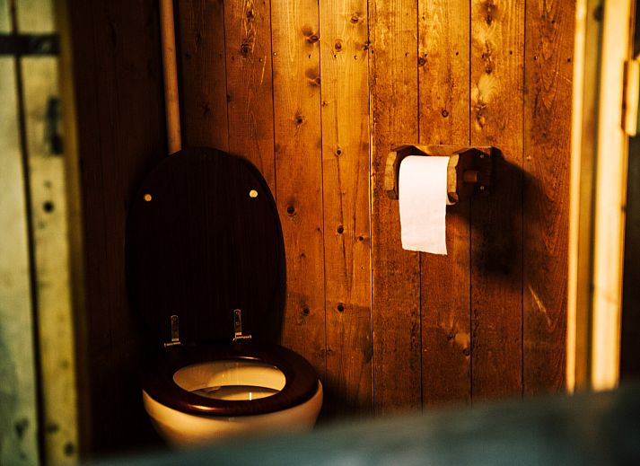 Gezellige keuken in het Tenthuisje met warme privedouche, gelegen in Zedelgem, West-Vlaanderen, Belgie, met rustieke charme en moderne voorzieningen.