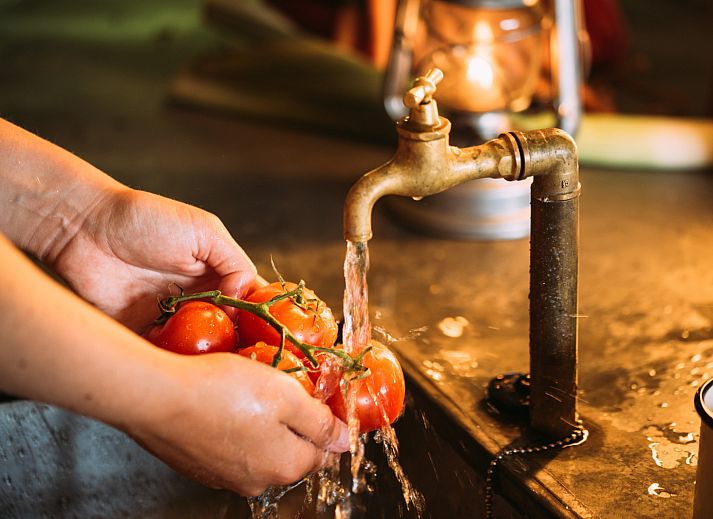 Gezellige binnenruimte van Tenthuisje met warme privedouche in Zedelgem, West-Vlaanderen, Belgie. Geniet van glamping comfort in een rustieke setting.