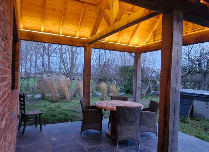 Gemuetlicher Innenbereich des Ferienhauses in Ruiselede, einem Ferienhaus in Westflandern, Belgien, mit moderner Kueche und stilvollem Wohnzimmer.