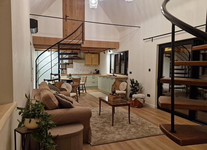 Gemuetlicher Innenbereich des Ferienhauses in Ruiselede, einem Ferienhaus in Westflandern, Belgien, mit moderner Kueche und stilvollem Wohnzimmer.