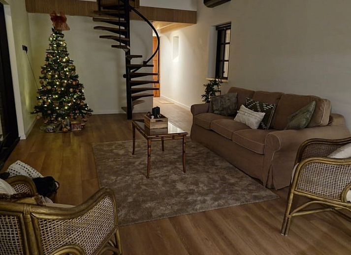 Gemuetlicher Innenbereich des Ferienhauses in Ruiselede, einem Ferienhaus in Westflandern, Belgien, mit moderner Kueche und stilvollem Wohnzimmer.