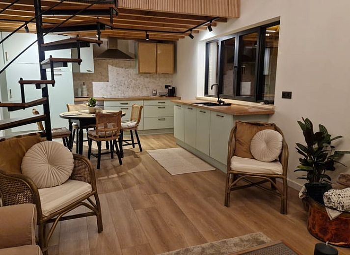 Gemuetlicher Innenbereich des Ferienhauses in Ruiselede, einem Ferienhaus in Westflandern, Belgien, mit moderner Kueche und stilvollem Wohnzimmer.