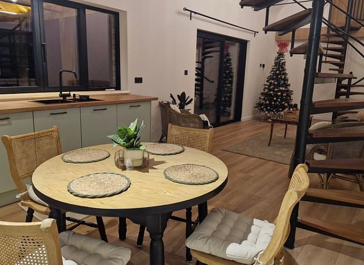 Gemuetlicher Innenbereich des Ferienhauses in Ruiselede, einem Ferienhaus in Westflandern, Belgien, mit moderner Kueche und stilvollem Wohnzimmer.