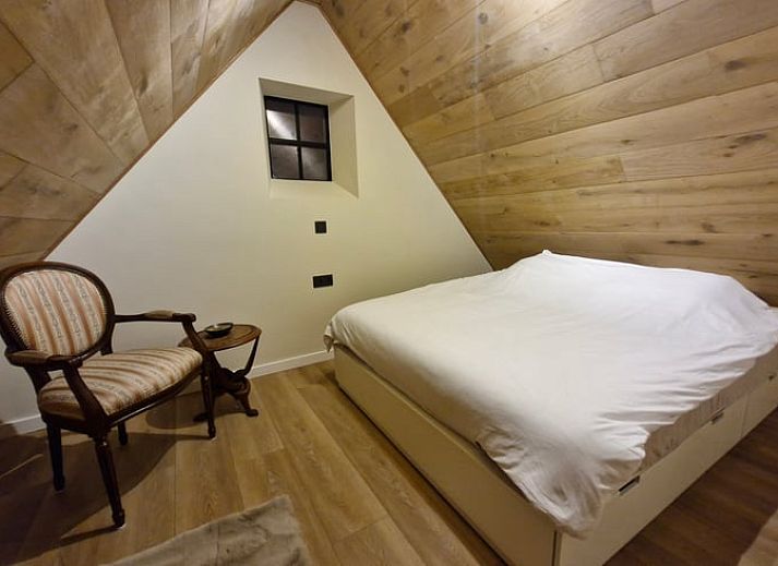 Gemuetliches Wohnzimmer im Ferienhaus in Ruiselede, einem Ferienhaus in Westflandern, komplett mit Weihnachtsbaum und komfortabler Sitzecke.