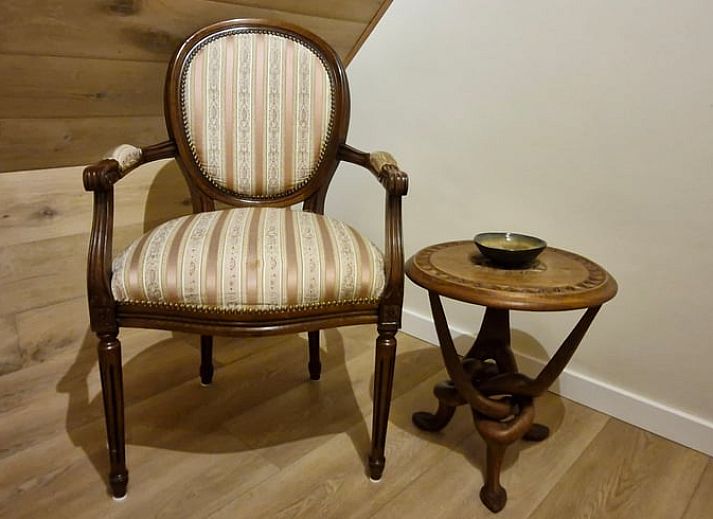 Gemuetliches Wohnzimmer im Ferienhaus in Ruiselede, einem Ferienhaus in Westflandern, komplett mit Weihnachtsbaum und komfortabler Sitzecke.