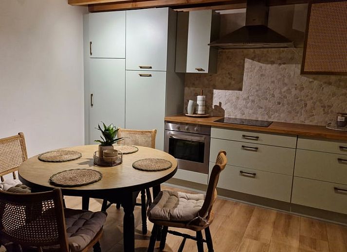 Gemuetliches Wohnzimmer im Ferienhaus in Ruiselede, einem Ferienhaus in Westflandern, komplett mit Weihnachtsbaum und komfortabler Sitzecke.