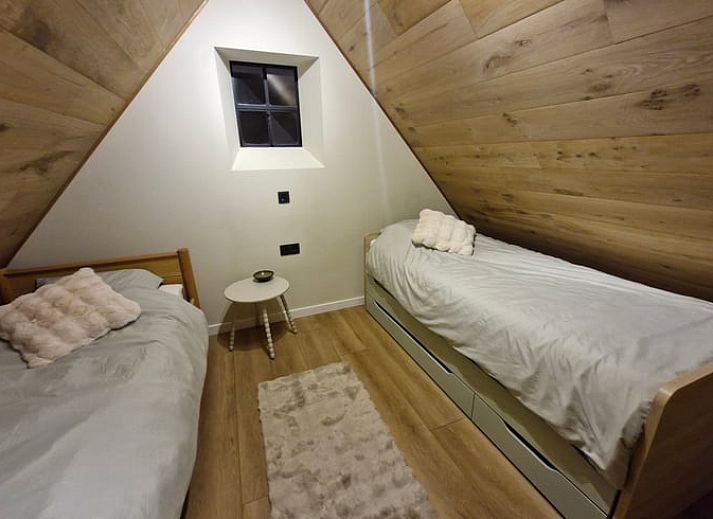 Gemuetlicher Innenbereich des Ferienhauses in Ruiselede, Westflandern: moderne Kueche und gemuetliche Sitzecke im Ferienhaus.