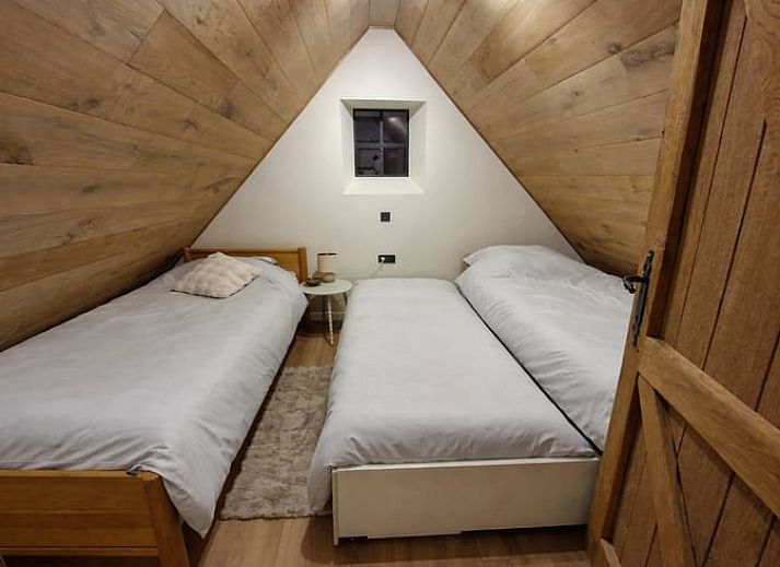 Gemuetlicher Innenbereich des Ferienhauses in Ruiselede, Westflandern: moderne Kueche und gemuetliche Sitzecke im Ferienhaus.