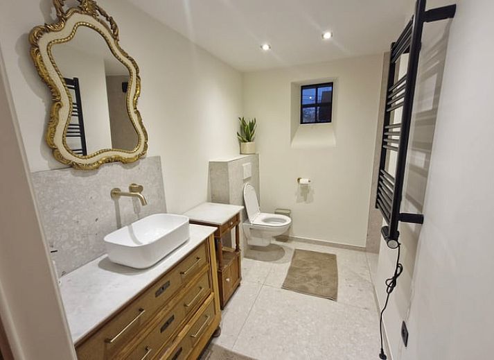 Gemuetlicher Innenbereich des Ferienhauses in Ruiselede, Westflandern: moderne Kueche und gemuetliche Sitzecke im Ferienhaus.