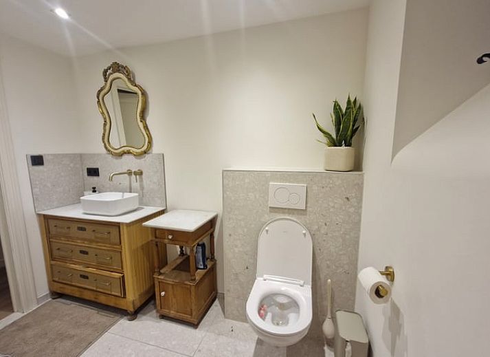 Gemuetlicher Innenbereich des Ferienhauses in Ruiselede, Westflandern: moderne Kueche und gemuetliche Sitzecke im Ferienhaus.